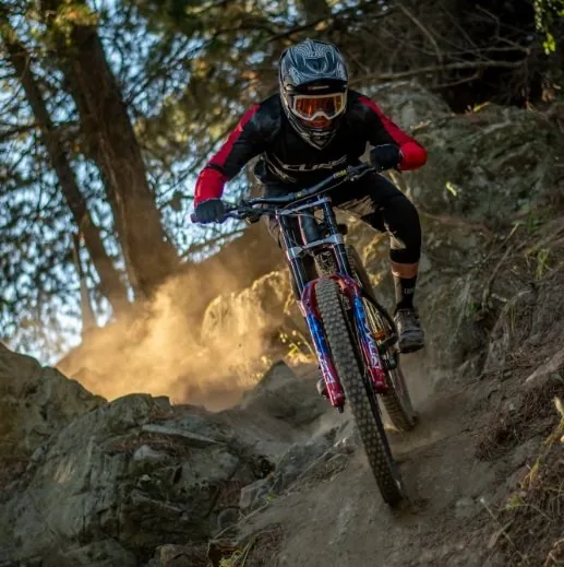 Javier Valenzuela, corredor elite de downhill, en competencia tras su rehabilitación en Kinevic Talca